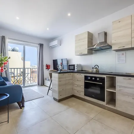High Floor Family Of 3 - By Solea San Ġwann