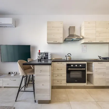 High Floor Family Of 3 - By Solea * San Ġwann